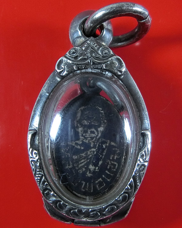 เหรียญเม็ดแตง หลวงพ่อแช่ม วัดฉลอง ปี 2512 เนื้อเงินลงถม ห่วงเชื่อม ตลับเงิน