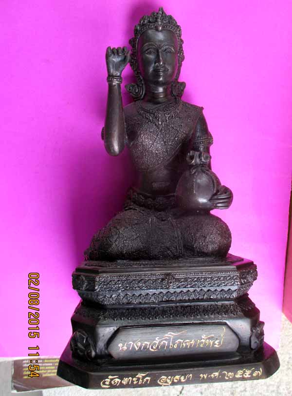 นางกวักหลวงพ่อรวยวัดตะโกปี57ขนาดหน้าตัก5นิ้ว สูง9 นิ้วเคาะเดียวเเดงครับ