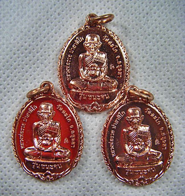 ๓เหรียญหลวงพ่อรวย วัดตะโก รุ่นชนะจนเนื้อทองแดงตอกโค๊ด ปี๕๖สวยๆพร้อมกล่องเคาะเดียวครับ(3)