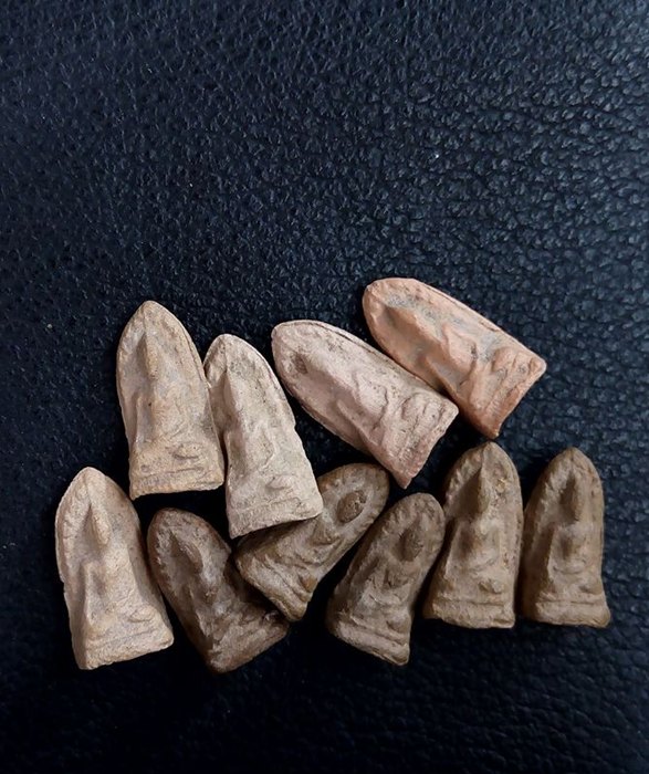 พระรอดใบมะขาม กรุวัดมหาวัน 10 องค์