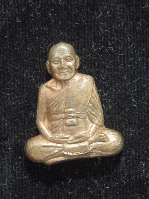 ปั๊มรูปเหมือนแจกทาน หลวงพ่อเปิ่น เนื้อทองแดง กล่องเดิม.....10937