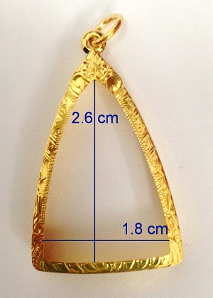 มือหนึ่ง กรอบทองคำยกซุ้มหัวสิงห์ ทรงสามเหลี่ยมเล็ก รุ่น ลป.ท วด 5 แถว งานแกะมือหนัก 1.48 ราคา 2280