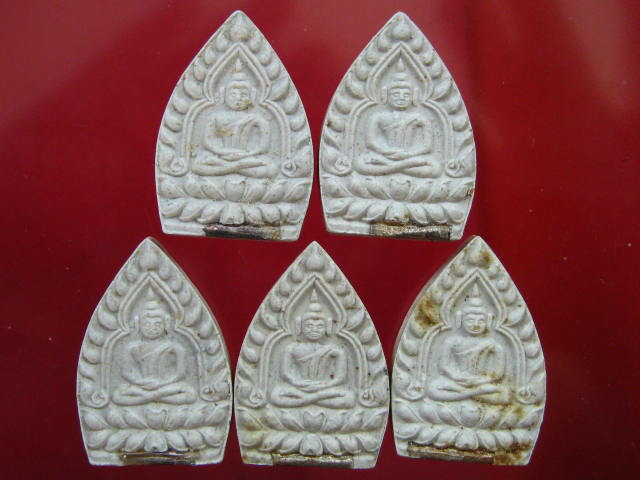 หลวงพ่อเกษม 5 องค์ พระผงเจ้าสัว รุ่นบารมี 81 ฝังตะกรุดเงิน ปี35... ครับ