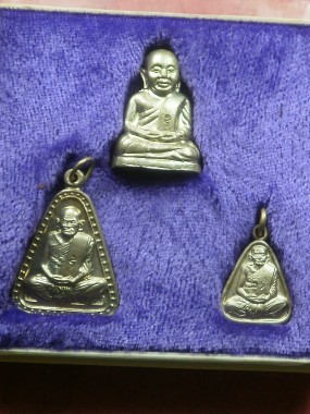 ชุดหลวงพ่อเงิน วัดบางคลาน รุ่นเพิร์ธ ปี ๓๗ เนื้ออัลปาก้า สภาพสวยมากพร้อมกล่อง