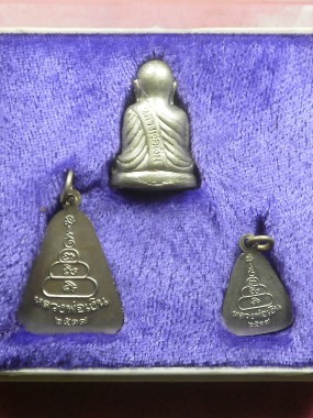 ชุดหลวงพ่อเงิน วัดบางคลาน รุ่นเพิร์ธ ปี ๓๗ เนื้ออัลปาก้า สภาพสวยมากพร้อมกล่อง