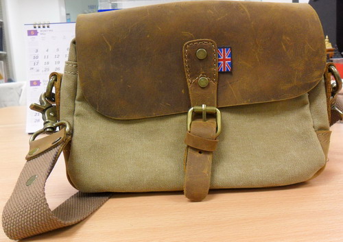 กระเป๋าสะพายข้างวินเทจ ใบเล็ก สีน้ำตาล