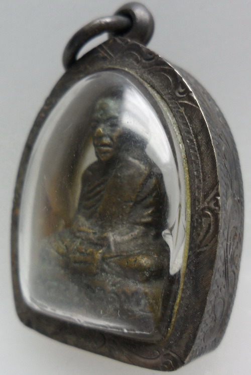 พ่อท่านคล้าย หล่อโบราณ พิมพ์ เล็ก ทั้งวัดสวนขันธ์(เลี่ยมเงินเก่า)