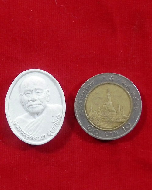  พระผงรุ่นสุดท้าย หลวงปู่อ่อนสา สุขกาโร ปี.๒๕๕๑ เนื้อขาว