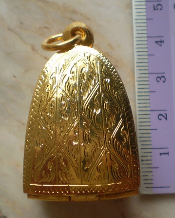 ตลับเงินแกะลาย  ชุบทองแท้ ใส่รูปหล่อ  ลพ เงิน บางคลาน  เคาะเดียว 