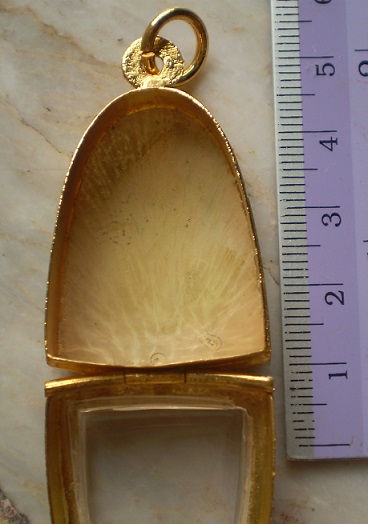 ตลับเงินแกะลาย  ชุบทองแท้ ใส่รูปหล่อ  ลพ เงิน บางคลาน  เคาะเดียว 