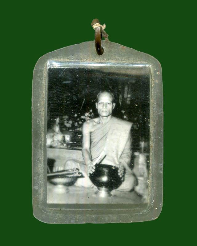 ถูกสุด สะดุดใจ...รูปถ่ายขาว-ดำหลังยันต์หมึกหลวงพ่อชุบ อรุณโณ ขนาด 1 นิ้ว สวยเดิม เลี่ยมเก่า