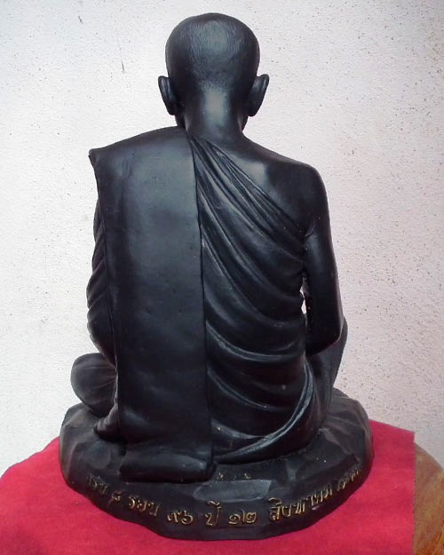 พระบูชาหลวงตามหาบัว ขนาดหน้าตัก ๙ นิ้ว ปี.๒๕๕๒ เนื้อแร่