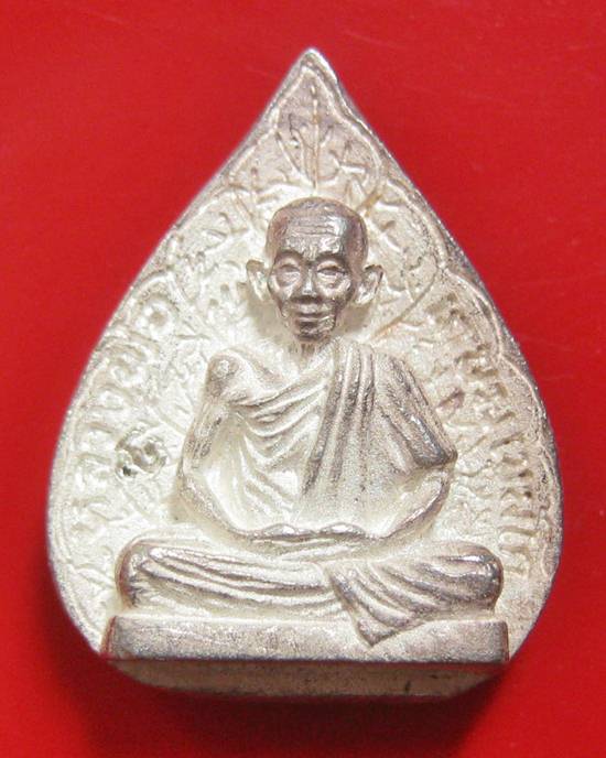 รูปหล่อทรงหยดน้ำรูปใบโพธิ์ หลวงพ่อเกษม ครบรอบ ๘๐ปี ปี 37 เนื้อเงินแท้ ไม่มีกล่องนะคะ 