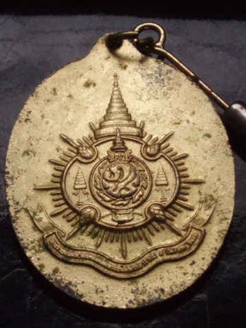 (((เคาะเดียวแดง))) เหรียญในหลวงทรงกล้อง  ปี 42 สำนักนายกฯ จัดสร้าง เนื้องกะไหล่ทอง