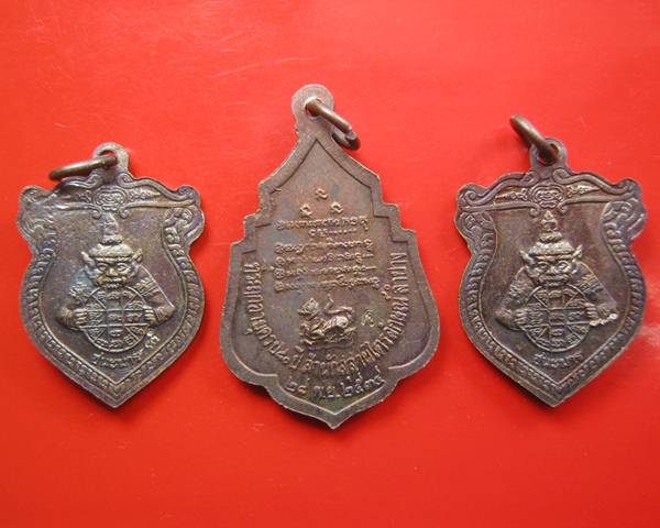 3 เหรียญ หลวงพ่อเกษม เขมโก ราคาเบา ๆ คะ ...^_^