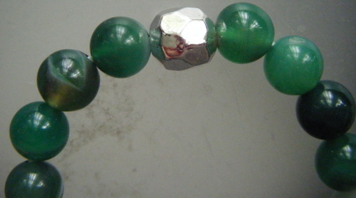 กำไลข้อมือ หินอาเกตสีเขียว เม็ดหินขนาด 8 มิลลิเมตร 