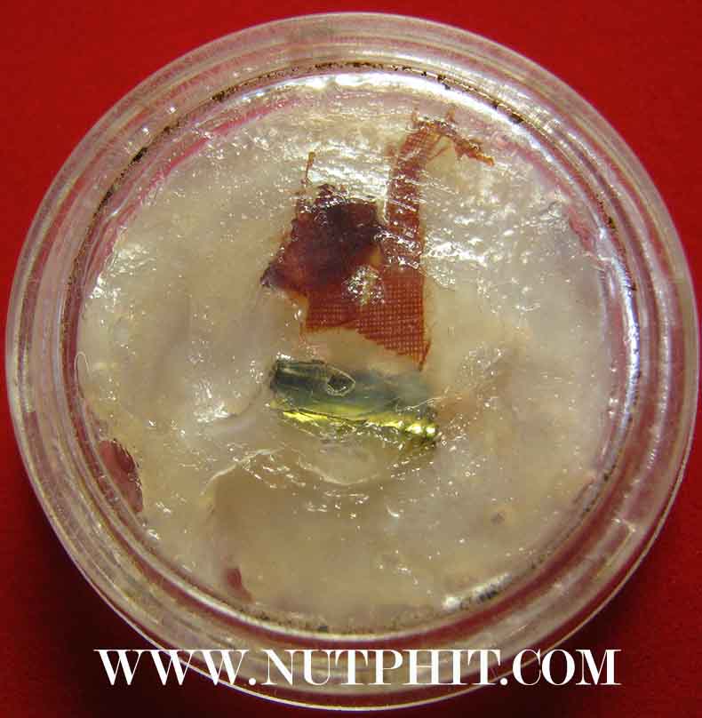 126*สีผึ้งมหาเมตตาผสมเทียนชัย ตะกรุดเงิน-ทอง-พร้อมจีวรของหลวงพ่อเกษม เขมโก ลำปาง*