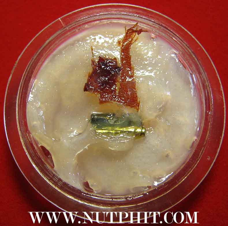 126*สีผึ้งมหาเมตตาผสมเทียนชัย ตะกรุดเงิน-ทอง-พร้อมจีวรของหลวงพ่อเกษม เขมโก ลำปาง*