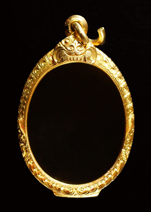 ตลับทอง มือสอง ใส่เหรียญรูปไข่ หนัก 13.6 กรัม ด้านใน สูง 4 ซม.กว้าง 3 ซม.