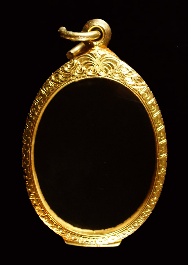 ตลับทอง มือสอง ใส่เหรียญรูปไข่ หนัก 13.6 กรัม ด้านใน สูง 4 ซม.กว้าง 3 ซม.