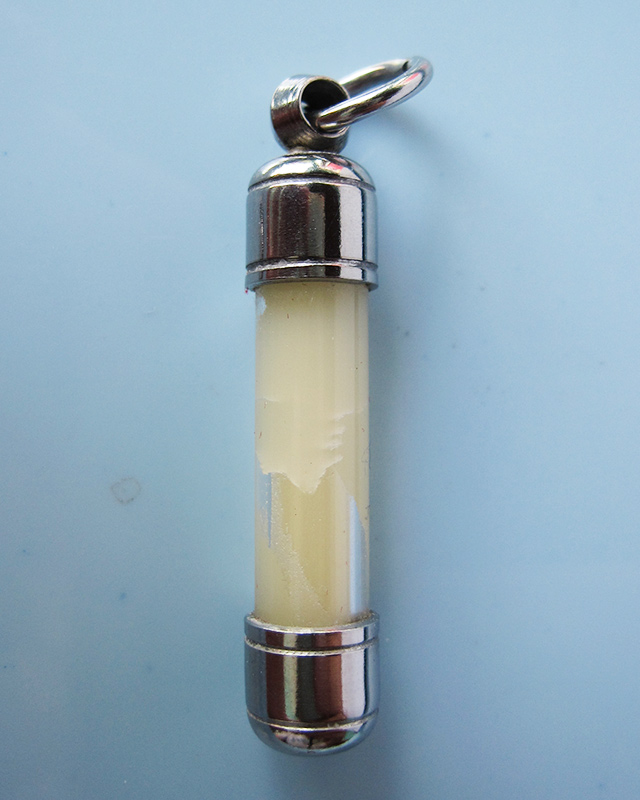 สีผึ้งและน้ำมันงาดิบแบบหลอดตะกรุด หลวงปู่บัว ถามโก วัดศรีบุรพาราม จ.ตราด 2 หลอด ยาว 1.5 นิ้ว