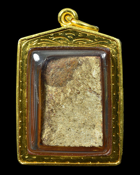 พระกรุนาดูนตัดเดียว จ.มหาสารคาม เนื้อมะขามเปียก พิมพ์32อรหันต์ นิยม+เลี่ยมทอง+บัตรรับรองครับ