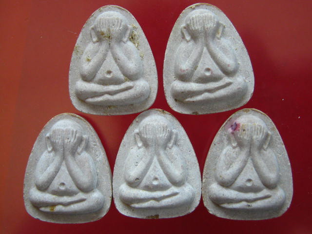  ปิดตา หลังยันต์นะ (3 ยันต์) หลวงพ่อเกษม ปี36 ทีเดียว 5 องค์. ..