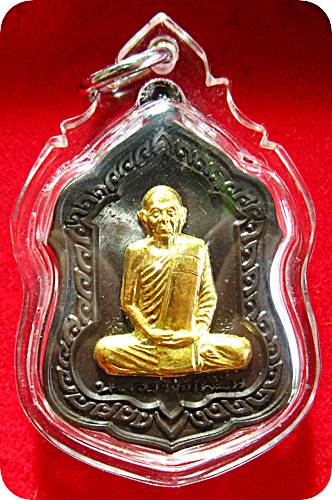 เหรียญไตรมาส เนื้อนวะหน้ากากทอง อายุวัฒนมงคล หลวงพ่อเพี้ยน วัดเกิ่นกฐิน ปี 2553 รุ่นประสพการณ์