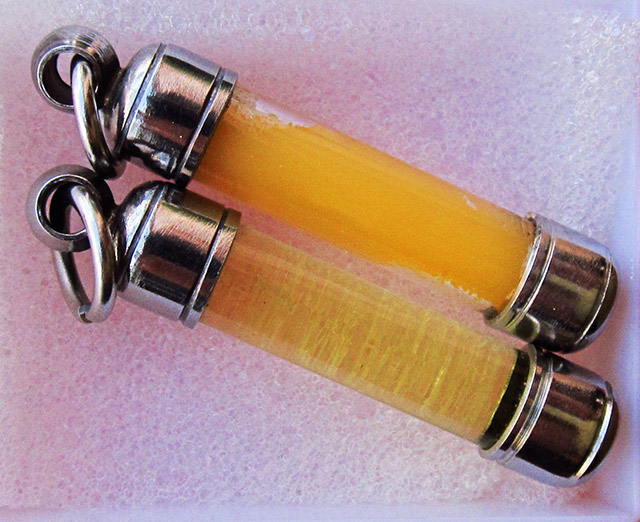 สีผึ้ง น้ำมันงาดิบแบบหลอดตะกรุด หลวงปู่บัว ถามโก วัดศรีบุรพาราม จ.ตราด ๑ คู่ ยาว 1.5 นิ้ว / ๒