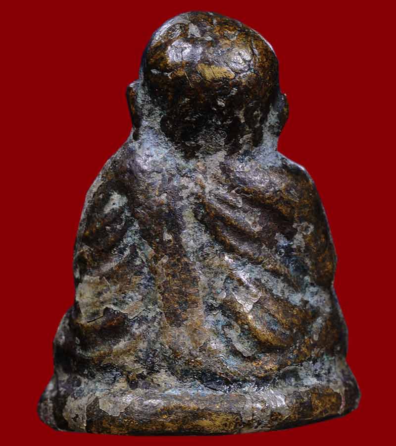 หลวงพ่อเงิน วัดบางคลาน จังหวัดพิจิตร รุ่นปืนแตก พิมพ์ไตรมาส ปี ๒๕๒๘  (๑)