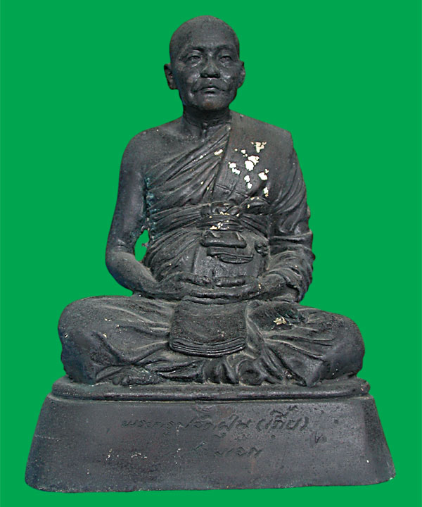 รูปหล่อบูชารุ่นแรก พระครูปลัดฝุ่น (เตี้ย) วัดสามเอก เดิมบางนางบวช สุพรรณบุรี สร้างปี... เคาะเดียวแดง