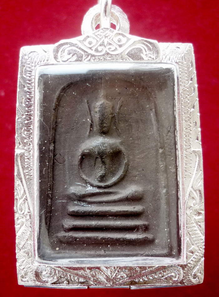 พระสมเด็จหูบายศรีฐานสามชั้น ด้านหลังปั้มลายมือ หลวงพ่อกวย วัดโฆสิตาราม จ.ชัยนาท (ยุคต้น)