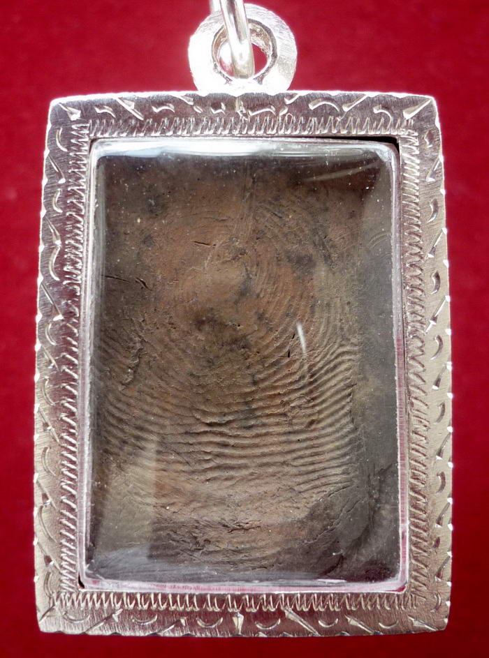 พระสมเด็จหูบายศรีฐานสามชั้น ด้านหลังปั้มลายมือ หลวงพ่อกวย วัดโฆสิตาราม จ.ชัยนาท (ยุคต้น)