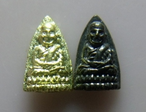 **วัดใจ**หลวงปู่ทวดเตารีดจิ๋ว เนื้อรมดำ + กะไหล่ทอง รุ่นกำนันชูชาติ อ.นอง วัดทรายขาว ปลุกเสก ปี41**2