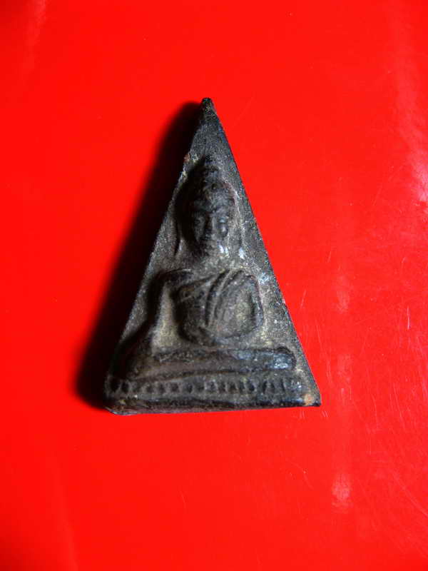 K1842 พระผงสุพรรณ รุ่นจงอางศึก เนื้อดินดำ สร้างปี 2511 พระดีพิธีใหญ่ เกจิอาจารย์ร่วมปลุกเสกมากมาย