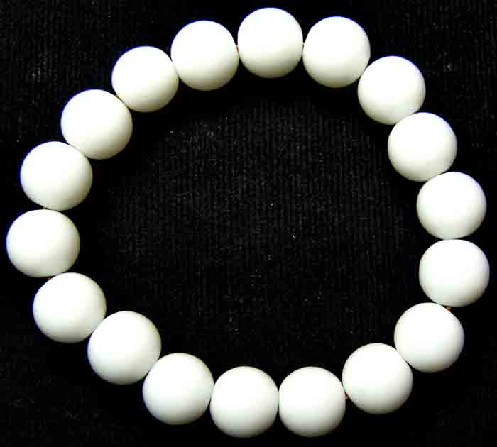 สร้อยข้อมือ หินหยกขาว ขนาดเส้นผ่านศูนย์กลางวงสร้อย 5.5 ซม. เม็ดกลม 10 มิลหินหยกขาวมีลักษณะเป็นสีขาวอ