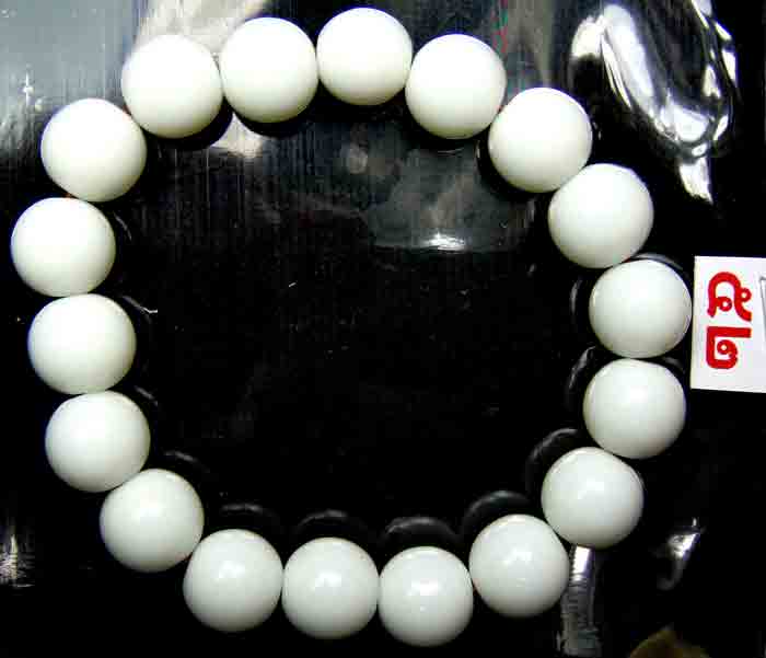 สร้อยข้อมือ หินหยกขาว ขนาดเส้นผ่านศูนย์กลางวงสร้อย 5.5 ซม. เม็ดกลม 10 มิลหินหยกขาวมีลักษณะเป็นสีขาวอ