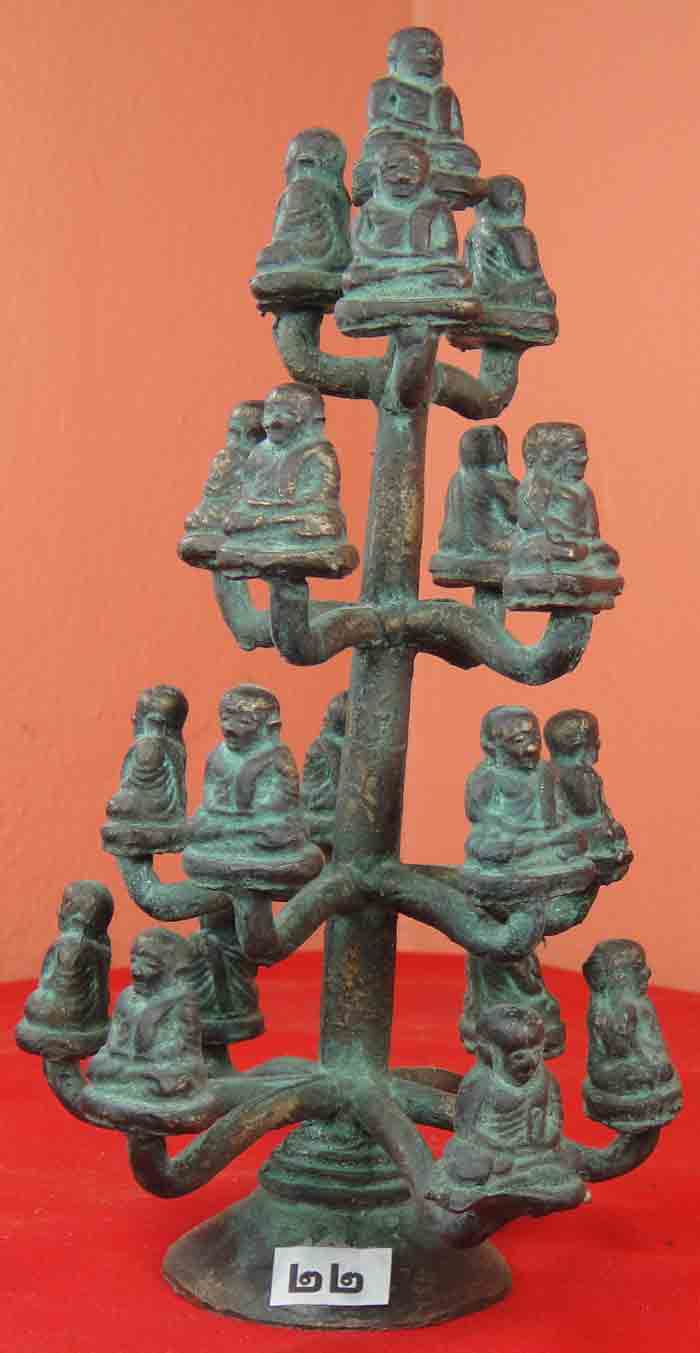 •	***หลวงพ่อเงิน วัดบางคลานพระช่อ 19 องค์ พิมพ์นิยมเศียรโต เนื้อทองเหลืองคราบเบ้าและคราบสนิมเขียว หล