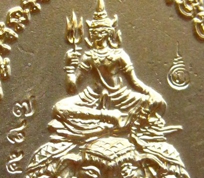 เหรียญเจริญพรยอดฉัตร เนื้อทองแดงกะหลั่ยทองลงยาสีเขียว หลวงปู่เกลี้ยง วัดโนนแกค จ.ศรีสะเกษ ปี2556 หม