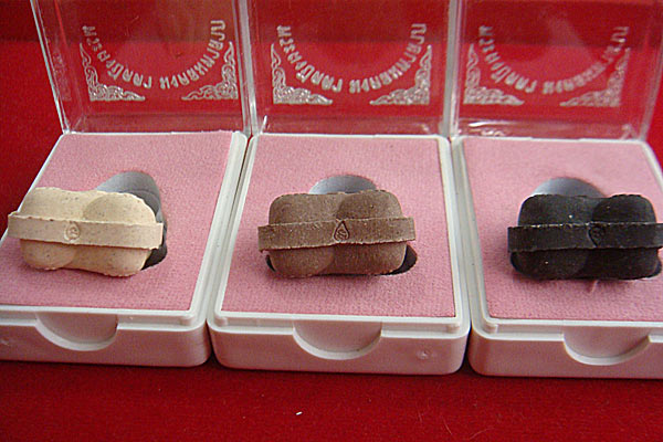 แพ็ค 3 องค์ ปิดตา มงคลมหาลาภ พิมพ์ 2 หน้า หลวงปู่บัวปลุกเศก