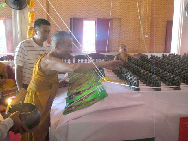 แพ็ค 3 องค์ ปิดตา มงคลมหาลาภ พิมพ์ 2 หน้า หลวงปู่บัวปลุกเศก