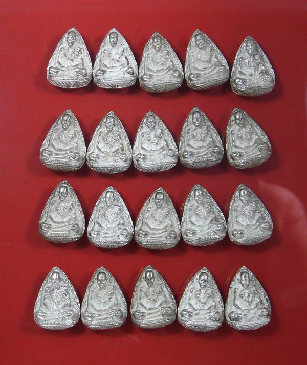 หลวงปู่ดู่ วัดสะแก พิมพ์หยดน้ำเนื้อเงิน ปี33 ทีเดียว20องค์****เคาะเดียวไปเลย****