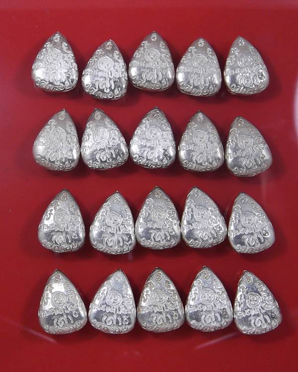 หลวงปู่ดู่ วัดสะแก พิมพ์หยดน้ำเนื้อเงิน ปี33 ทีเดียว20องค์****เคาะเดียวไปเลย****