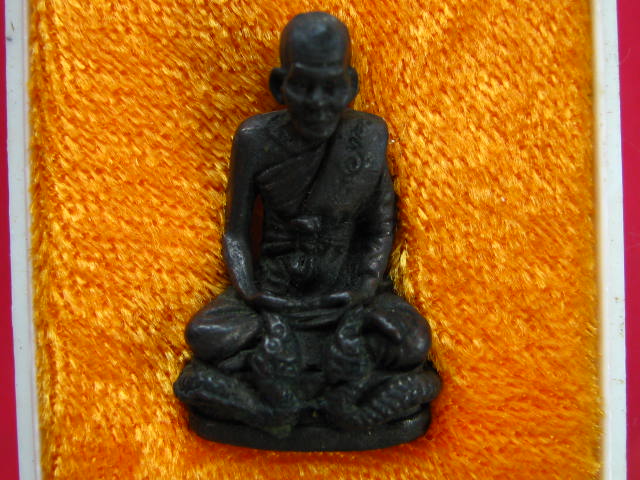 หลวงปู่คำพันธ์ รูปเหมือน นั่งพญานาค ปี42 เนื้อนวะโลหะ กล่องเดิม...