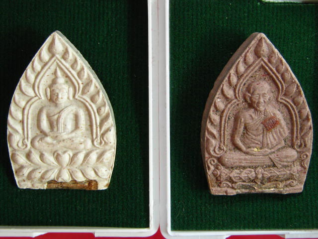 หลวงพ่อเกษม พระผงเจ้าสัว รุ่นบารมี 81 ฝังตะกรุดเงิน ปี35...2 องค์...