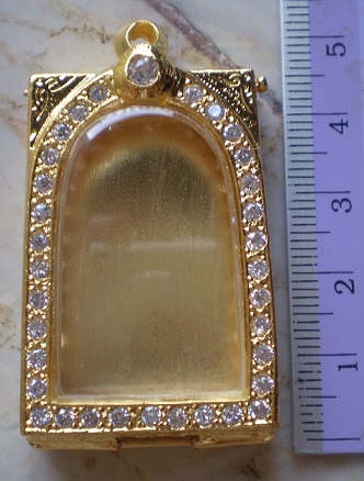 ตลับเงินล้อมเพชร  ชุบทองแท้ ปิดหลัง ใส่พระสมเด็จ  เคาเดียว  