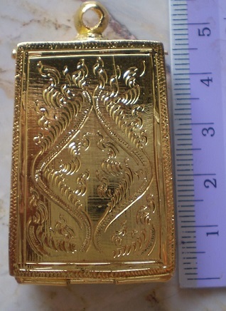 ตลับเงินล้อมเพชร  ชุบทองแท้ ปิดหลัง ใส่พระสมเด็จ  เคาเดียว  