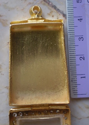 ตลับเงินล้อมเพชร  ชุบทองแท้ ปิดหลัง ใส่พระสมเด็จ  เคาเดียว  