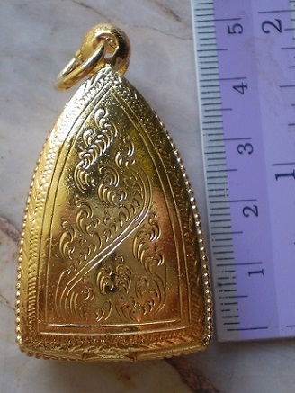 ตลับเงินข้างไข่ปลา ล้อมเพชร  ชุบทองแท้ ใส่พระ ลป ทวด หลังเตารีดพิมพ์ใหญ่ เคาะเดียว 