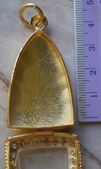 ตลับเงินข้างไข่ปลา ล้อมเพชร  ชุบทองแท้ ใส่พระ ลป ทวด หลังเตารีดพิมพ์ใหญ่ เคาะเดียว 